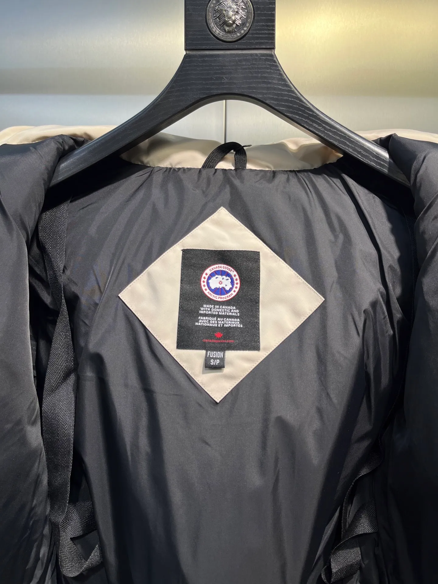 P840 Canada goose🌟 Canada Goose 07 models All in stock, 6 colors, I will never stop stocking this winter All original factory customization All details strictly required have been corrected since the beginning of this year Detachable fur collar! The workmanship and wiring are very straight! A big goose is enough for a winter. Size: 1. 90% white duck down from a conscientious manufacturer (some people brag about their own goose down, please search it on your own. Goose down is warmer and less fluffy than duck down, so good down jackets are all white duck down. There is no such thing as white goose down) 2. Upgraded fabrics with moderate hardness, waterproof, windproof and anti-fouling (Arctic Tech fabrics imported from South Korea are not comparable to fabrics dyed by some small workshops) 3. YKK No. 10 authentic zippers (Japanese customized YKK zipper, silky smooth, not stuck, officially designated) 4. Western Canadian wolf hair (Wolf hair is divided into eastern, central, and western. Western wolf hair is light in color, dense, and has good thermal insulation effect. It is the genuine Canada Goose grade) Let’s analyze and explain some details of the production 1. First, sew the liner and then fill it with down (some small factories and small workshops first fill it with down and then sew) Why? The technology is not up to par and the hardware conditions are not enough! ! ! For this step alone, we need to spend more time and money. 2. Filling the inner tank with down. We are all down filling machines to ensure that the down weight of each pill is the same. There is a video (small factory, small workshop is stuffed by hand). Why? The hardware conditions are not enough. A machine costs more than 100,000 yuan. Small factories simply cannot buy it. This means that the weight of the down in each liner cannot be guaranteed, and the warmth of high-end down jackets cannot be guaranteed. 3. For the needles of the sewing machine, we all use the top-notch No. 7 needles (small factories all use No. 10 needles). The finer the needle, the finer the needle eye, which reduces the risk of velvet and velvet running. 4. Wolf fur collar We are all spliced in whole or in large pieces (small factories mostly use broken pieces) The warmth retention of wolf fur is very good, but the splicing of scraps cannot guarantee the warmth. Color: Black, white, gray camouflage, sci-fi blue camouflage, green camouflage, sky blue, dark blue, cool gray, red. Professional Canada goose producers, we are enough this winter! We would like to sincerely thank everyone who buys our down jackets!  size：xs-xl